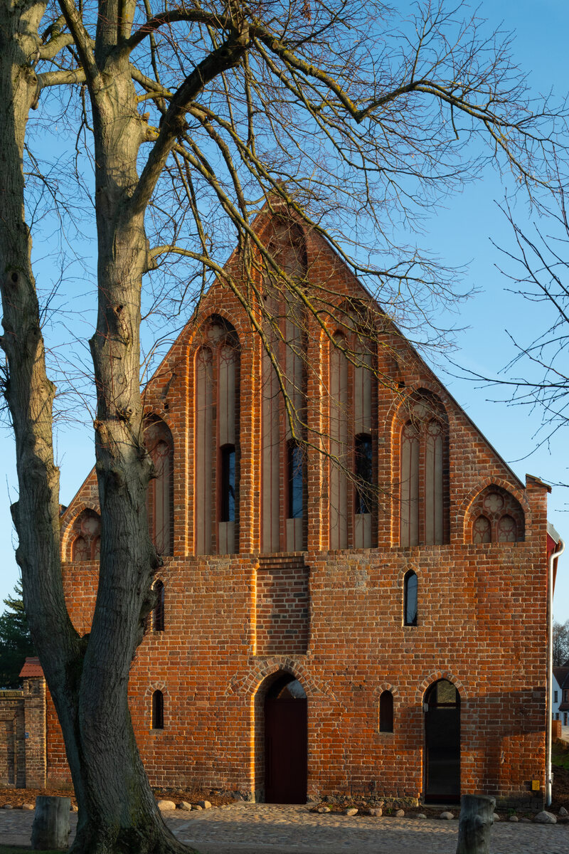 Das rekonstruierte Brauhaus des Klosters Himmelpfort: ein langes Ziegelgebäude mit gotischem Giebel