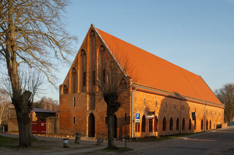 Das rekonstruierte Brauhaus des Klosters Himmelpfort: ein langes Ziegelgebäude mit gotischem Giebel