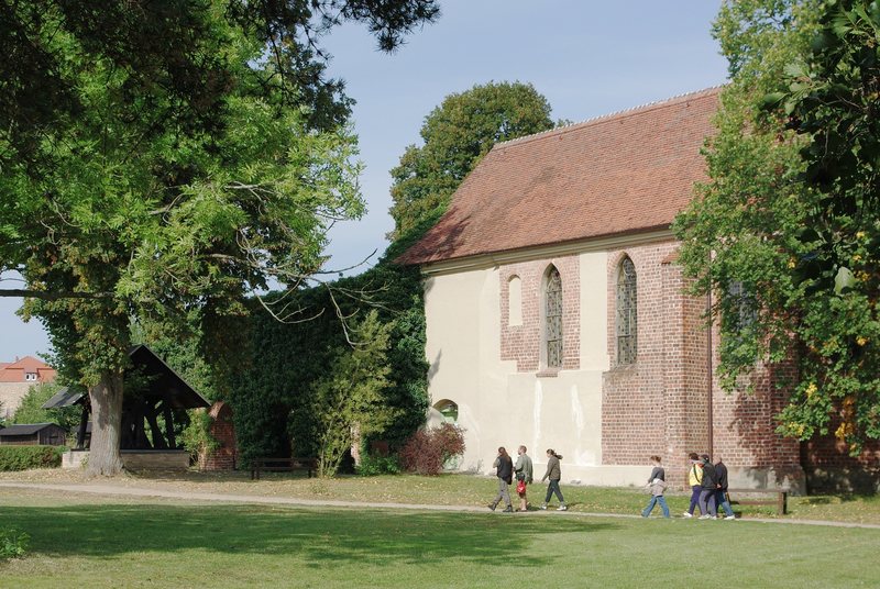 Klosterkirche Himmelpfort: Ansicht von Südosten. Im Bereich der früheren Anbauten Putzflächen und vermauerte Tür im Obergeschoß.